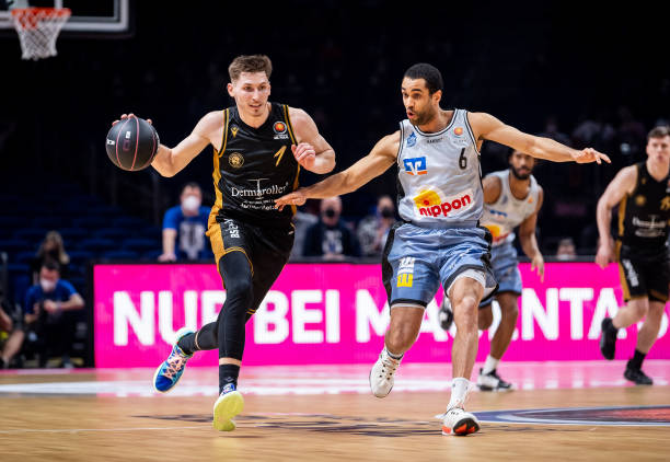 多实质性的 多实质性的